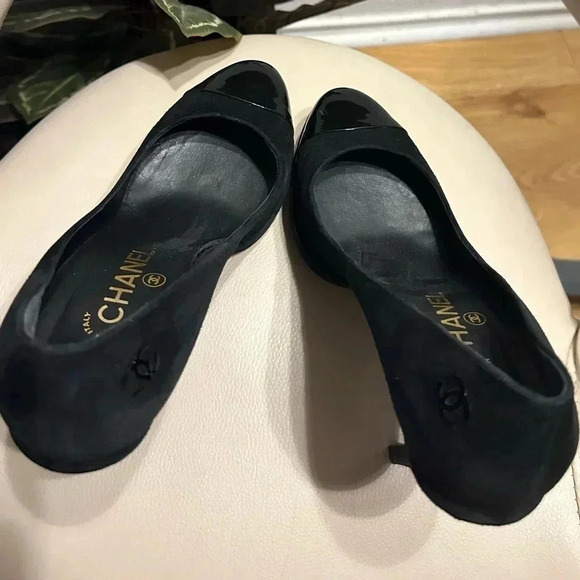 Chanel Black Suede Platform Pumps w/ Patent Leather Cap Toe + CC Logo size 38.5 - Picture 8 of 16